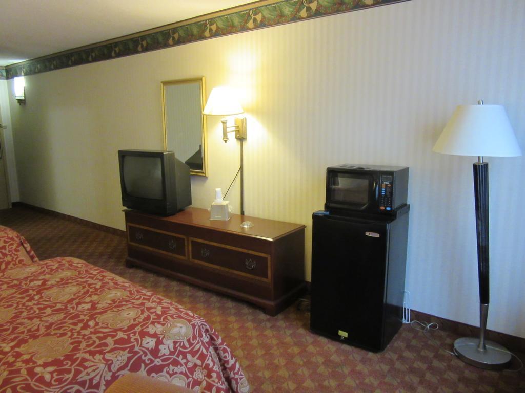 Governor'S Inn & Suites Memphis Room photo